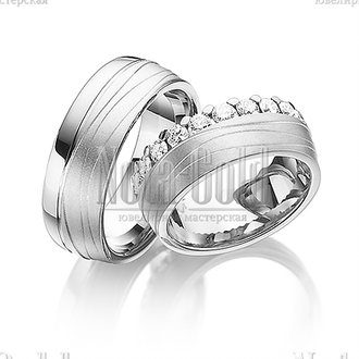 Обручальные кольца из белого золота с бриллиантами в женском кольце с глянцевой и матовой пове