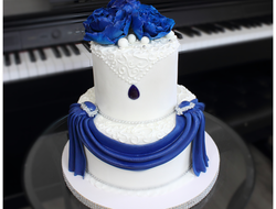 Торт свадебный с синими цветами
