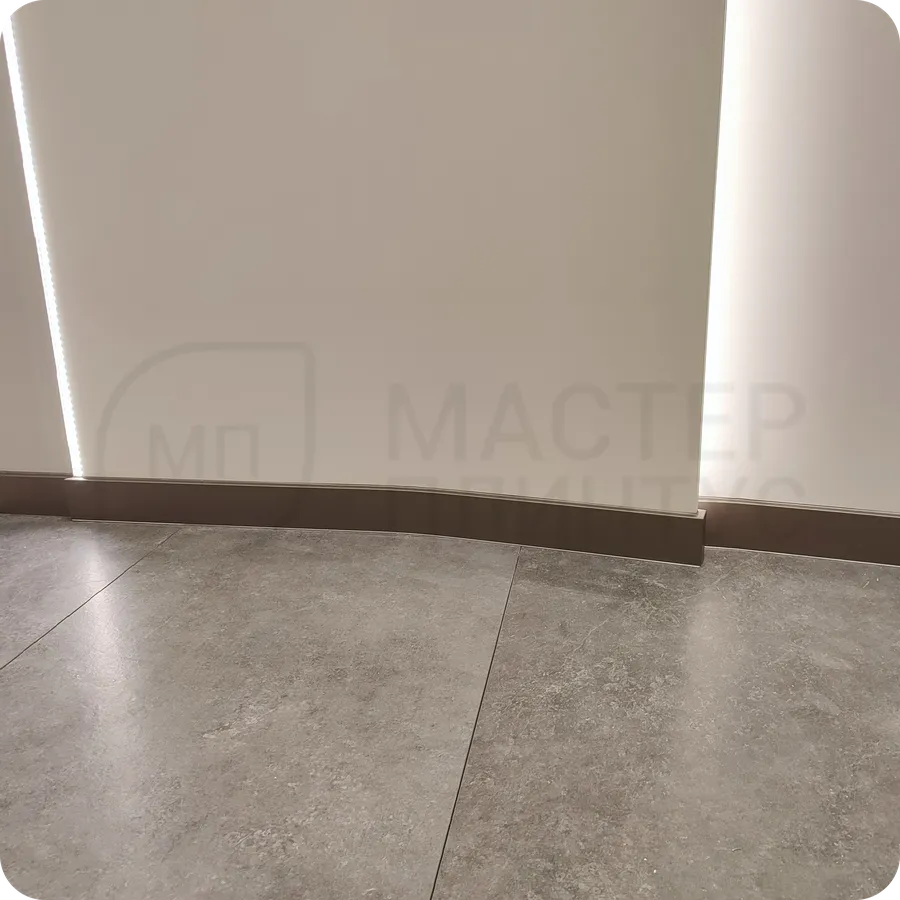 Элегантное завершение: установка бронзового плинтуса служит идеальным завершающим элементом интерьера, добавляя ему благородство и утонченность.