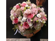 Авторский букет в шляпной коробке: лизиантус, фрезия, пионовидные розы, диантус, розы монинг дью