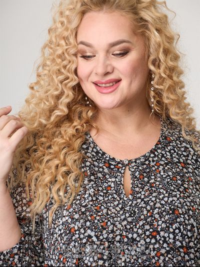 Платье из шифона серого цвета с белым цветочным принтом