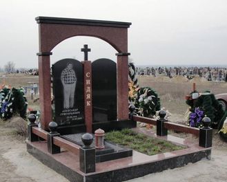 Картинка горизонтального памятника на могилу в форме большой арки в СПб