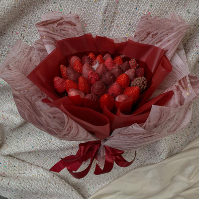 Букет с клубникой «RED MARBLE»