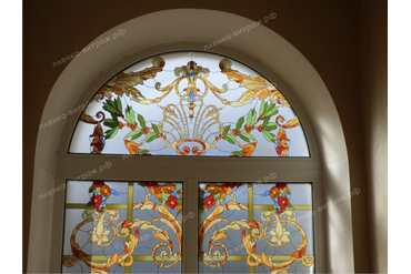 Арочное окно с витражной пленкой