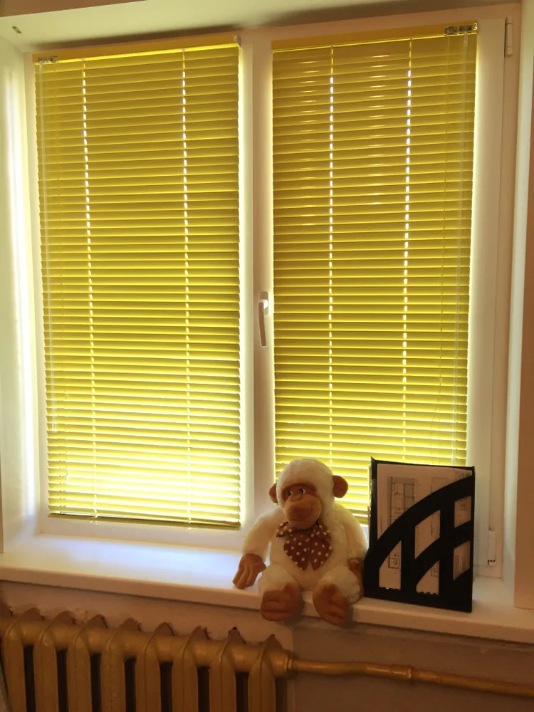 Установка алюминиевых жалюзи в детской. Жёлтый позитивный цвет. г.Владимир, ул.Соколова-Соколёнка