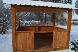 Беседка размером 2*3м на фундаменте, на крыше металлочерепица, фасады евро вагонка обработанная деревозащитным составом.