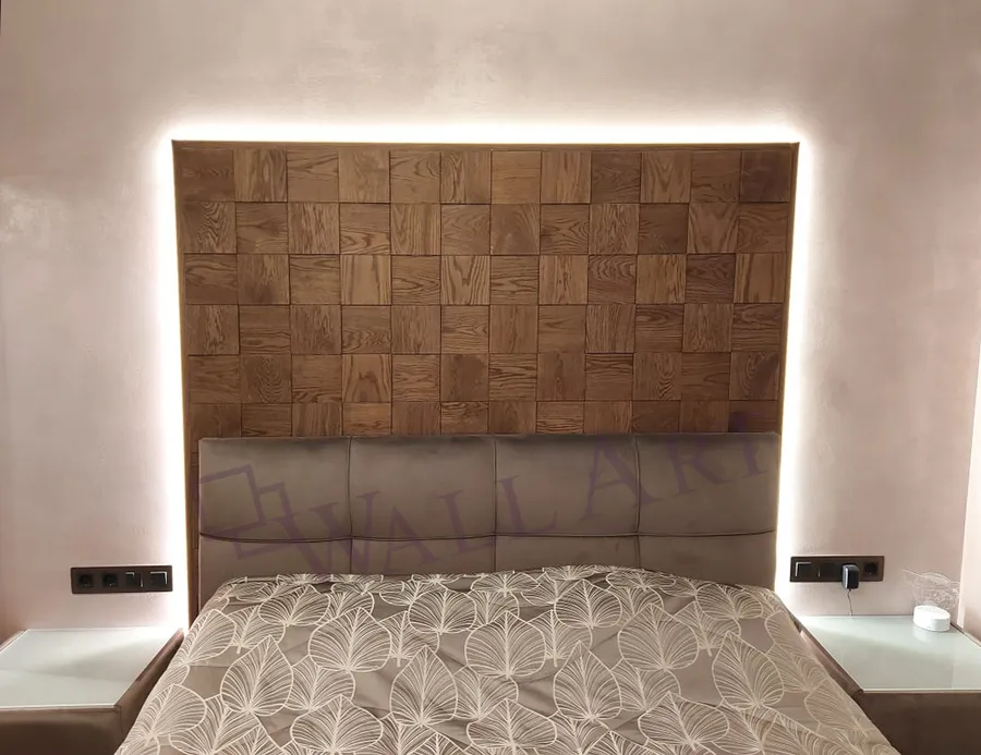 На фото панель из массива дуба "Квадраты шахматные". 
По периметру композиции использован торцевой штапик с подготовленным на производстве пазом, в который на монтаже был вставлен узкий алюминиевый профиль и смонтирована светодиодная лента.