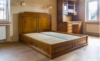 Кровать деревянная с ящиками.