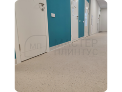 Плинтус ХДФ Dollken S100 100мм Х 2,575 м 1248/1145 Бело-серый в интерьере 3