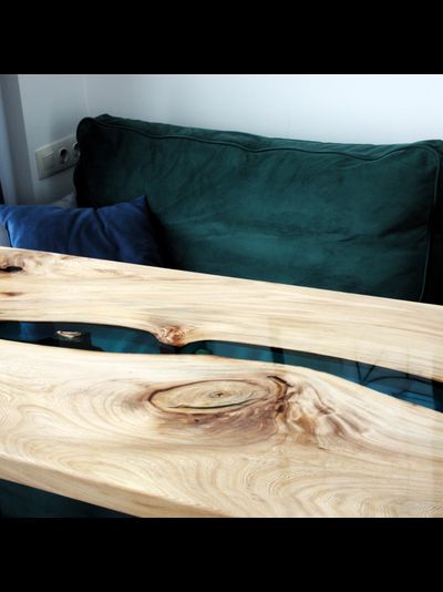 стол река из эпоксидной смолы для студии лазурного цвета