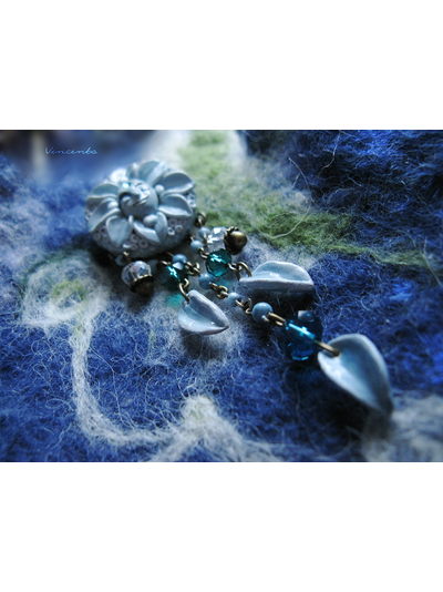 Украшение в стиле Алисы в Стране Чудес - брошь &quot;Цветок Морфея&quot; со стразой &quot;Сваровски&quot; и хрустальными бусинами