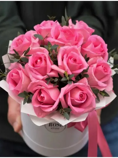 11 роз с зеленью в шляпной коробке (цвет на выбор)