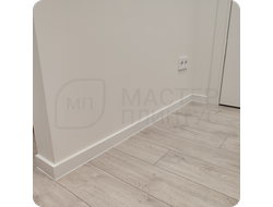 Плинтус ХДФ Dollken Cubu Flex Life XL 80мм Х 2,5 м 1013/5012 Белый в интерьере 5