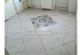 Укладка керамогранита на пол по диагонали с выравниванием на клею.