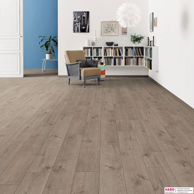 Декор ламината Haro Tritty 100 Дуб Портлэнд Серый 533121 в интерьере комнаты