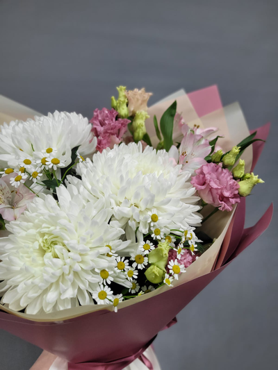 Букет из одноголовых хризантем "Фурия"