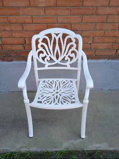 Белое кресло Louis из литого алюминия