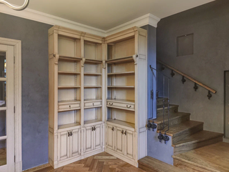 Библиотека угловая открытая с нижними тумбами и лестницей.