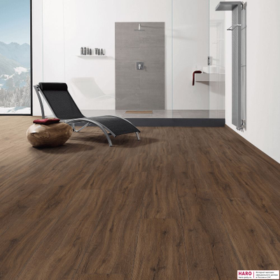 Дизайнерский пол Disano Classic Aqua Дуб Мореный французский 543736 в интерьере комнаты