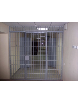 Металлические решетчатые тамбурные двери для технических и подъездных помещений