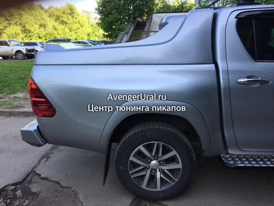 Крышка Grandbox со светодиодными задними фонарями на Toyota Hilux