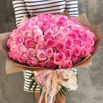 Букет 101 розовая роза с оформлением (40см)