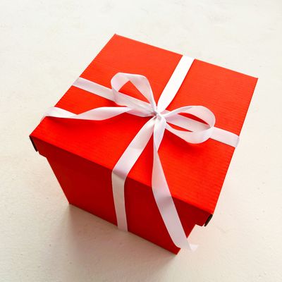 Красная подарочная коробка GILEV 30х30х30см с белой лентой и наполнителем