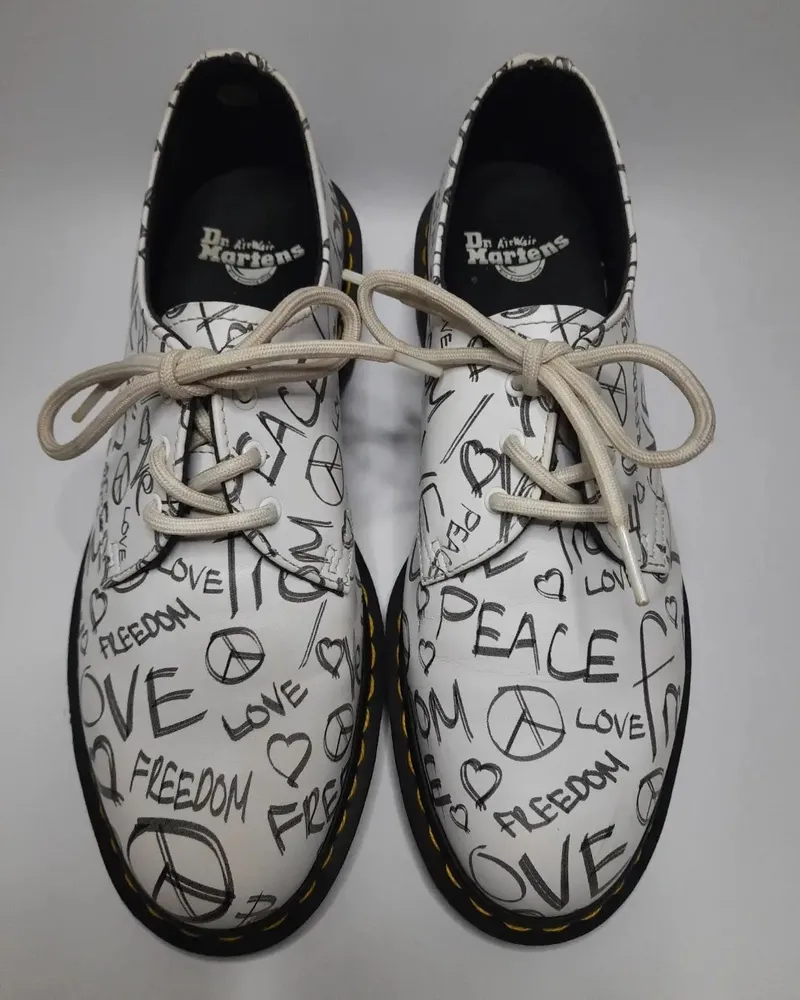 Интригующие белые полуботинки DR. Martens из натуральной кожи.   