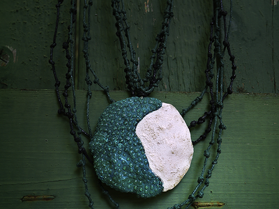 Сказки братьев Гримм. Комплект украшений в стиле фэнтези (серьги и кулон-колье с каплями)