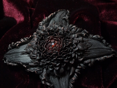 Готическая брошь "Цветок Пламя Ворона" из коллекции украшений "Рейвенсвуд"