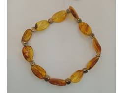 Браслет на резинке с бижутерией