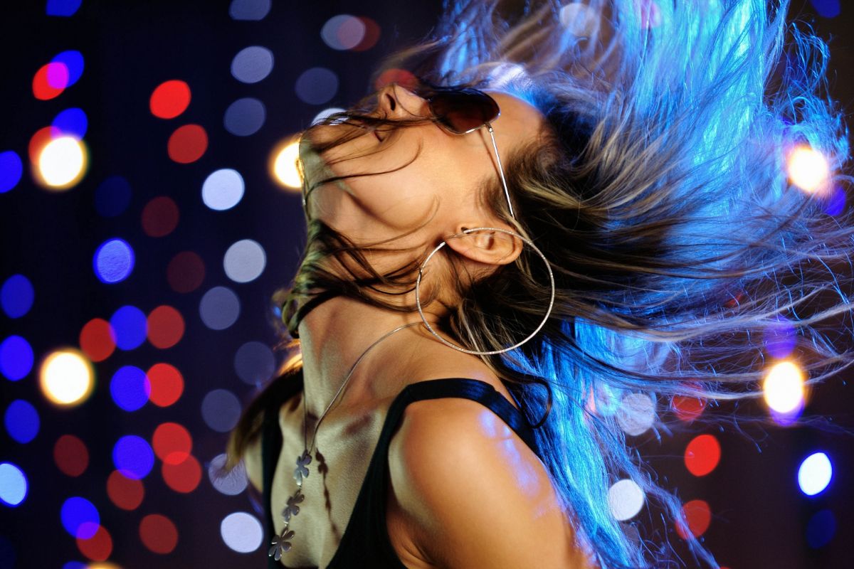 девушка танцует. дискотека фон. девушка танцует на дискотеке. бачата танец. фон для афиши вечеринки.