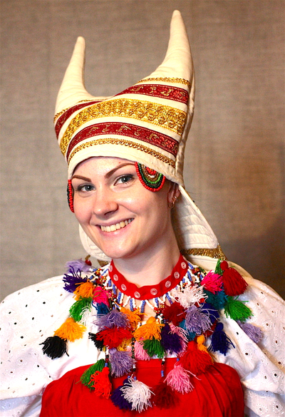 Русский народный головной убор "Кичка белая рогатая" с позатыльней