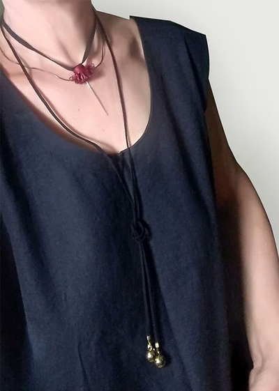 (АРТИКУЛ: 9250/50) УКРАШЕНИЕ ЖЕНСКОЕ, ДЛИННОЕ, ТРЕХЪЯРУСНОЕ, ЧЕРНОЕ С БРОНЗОВОЙ ЦЕПОЧКОЙ, С БОРДОВОЙ ПОДВЕСКОЙ, С ДВУМЯ ЗОЛОТЫМИ БУСИНАМИ