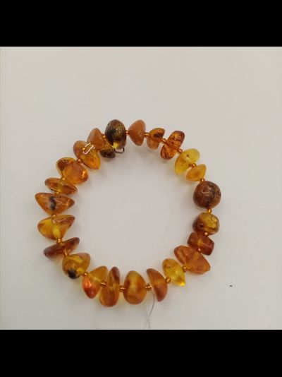 Браслет на пружине из янтаря,одинарный,безразмерный.