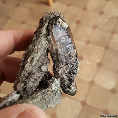 Дымчатый кварц с хлоритом и кальцит на хлорит-серицитовом сланце. Россия. 175*62*52мм