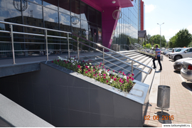 Нержавеющие ограждения входной группы фитнес-клуба Maximus в г. Казань. Двойной нержавеющий поручень D=50мм, стойки D=38мм, ригели-2шт. D=16мм