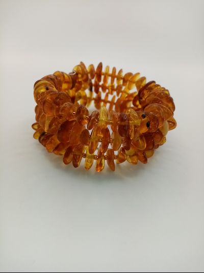 Браслет тройной на пружине из обработанного янтаря 23г