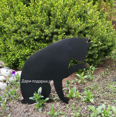 Кошка умывается  - декор металл 27*23см Без проблем можно воткнуть в землю. Служит стильным украшением сада, а так же прекрасно оберегает урожай на грядках от непрошенных птиц. Россия 1749-021171