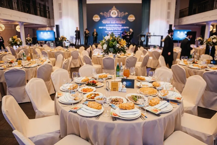 Цветочные композиции на столы во время коференции 