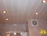 Потолок из ПВХ панелей в ванной