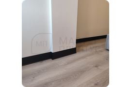 Премиальное исполнение: черный алюминиевый плинтус ПЛ 100 с элегантным муаровым эффектом для роскошного интерьера.