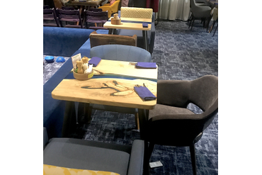 Стол-река из массива карагача для кафе, баров и ресторанов. Работа spilcenter.com для сети семейных кафе "Андерсон", г.Москва