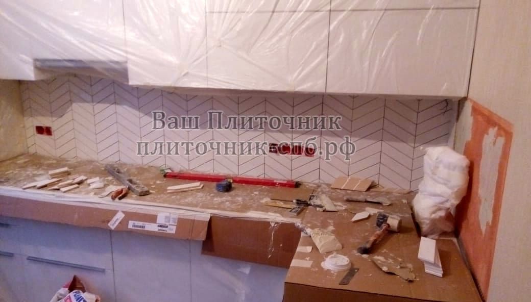 Укладка плитки шеврон на фартук