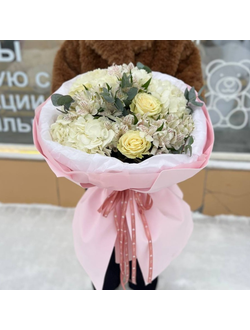 Авторский букет с розами и гортензией