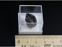 Иолит (Кордиерит), в пластиковом боксе, Индия №22086