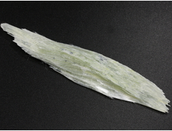 Брусит (немалит) светло-зеленый, волокнистый брусит, коллекционный образец, Россия, КЧР, Урупский район, м-ние Мощевая балка (77*15*5 мм, 4 г) №29692