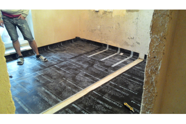 Битумная звукоизоляционная мембрана может выполнять функцию гидроизоляции пола в квартире