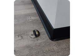 Современный акцент: монтаж черного плинтуса Dollken S60 позволяет создать модный акцент в современном интерьере, подчеркивая его динамичность и актуальность.