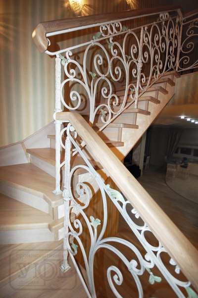 л-24. ограждение - художественная ковка. ступени, поручень - массив дуба